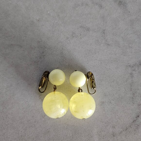 VINTAGE GERMAN YELLOW CLEAR SWIRL MARBLE AND OPAQUE BALL DROP CLIP-ON EARRINGS - Picture 3 of 11